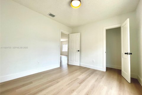 Villa ou maison à louer à North Miami, Floride: 2 chambres, 83.15 m2 № 1983068 - photo 17