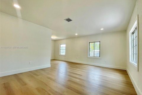 Villa ou maison à louer à North Miami, Floride: 2 chambres, 83.15 m2 № 1983068 - photo 3