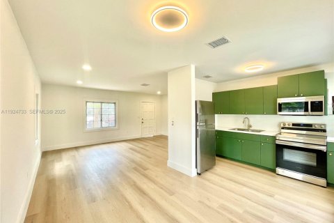 Villa ou maison à louer à North Miami, Floride: 2 chambres, 83.15 m2 № 1983068 - photo 7