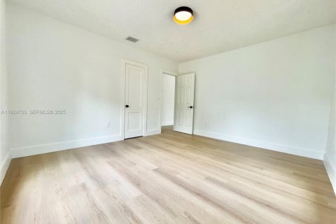 Villa ou maison à louer à North Miami, Floride: 2 chambres, 83.15 m2 № 1983068 - photo 12
