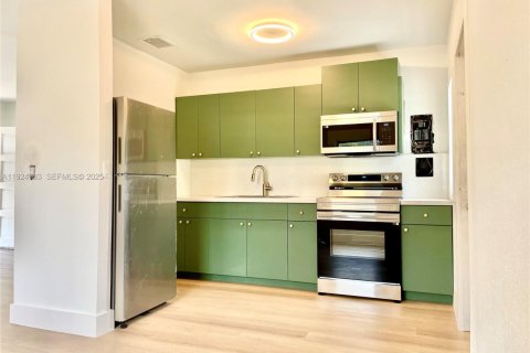 Villa ou maison à louer à North Miami, Floride: 2 chambres, 83.15 m2 № 1983068 - photo 9