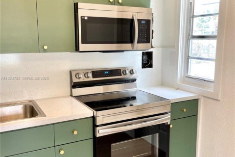 Villa ou maison à louer à North Miami, Floride: 2 chambres, 83.15 m2 № 1983068 - photo 11