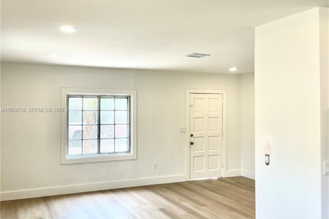 Villa ou maison à louer à North Miami, Floride: 2 chambres, 83.15 m2 № 1983068 - photo 5