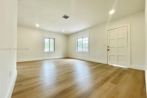 Villa ou maison à louer à North Miami, Floride: 2 chambres, 83.15 m2 № 1983068 - photo 4