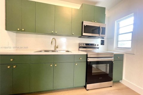 Villa ou maison à louer à North Miami, Floride: 2 chambres, 83.15 m2 № 1983068 - photo 10