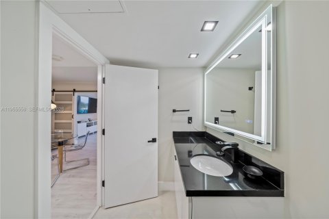 Condo in Miami Beach, Florida  № 2010275 - photo 16