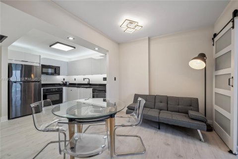 Condo in Miami Beach, Florida  № 2010275 - photo 6