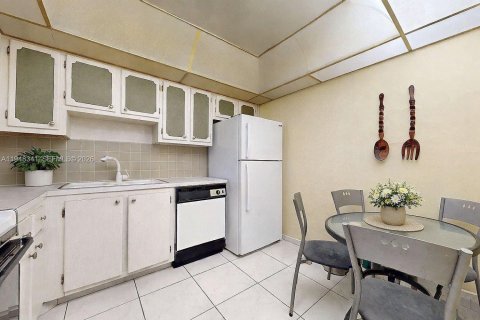 Condominio en venta en Hallandale Beach, Florida, 1 dormitorio, 80.82 m2 № 2004440 - foto 16
