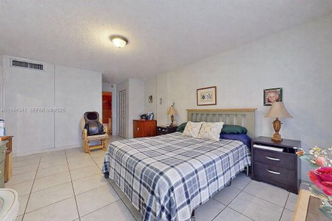 Condominio en venta en Hallandale Beach, Florida, 1 dormitorio, 80.82 m2 № 2004440 - foto 25
