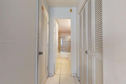 Condominio en venta en Hallandale Beach, Florida, 1 dormitorio, 80.82 m2 № 2004440 - foto 29