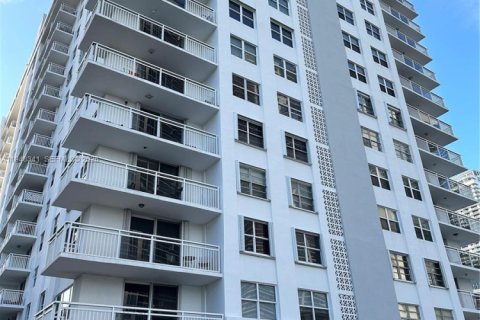 Condominio en venta en Hallandale Beach, Florida, 1 dormitorio, 80.82 m2 № 2004440 - foto 2