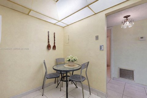 Condominio en venta en Hallandale Beach, Florida, 1 dormitorio, 80.82 m2 № 2004440 - foto 17