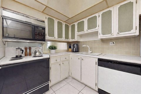 Condominio en venta en Hallandale Beach, Florida, 1 dormitorio, 80.82 m2 № 2004440 - foto 15