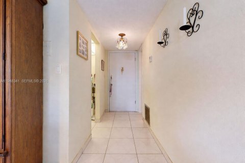 Condominio en venta en Hallandale Beach, Florida, 1 dormitorio, 80.82 m2 № 2004440 - foto 12