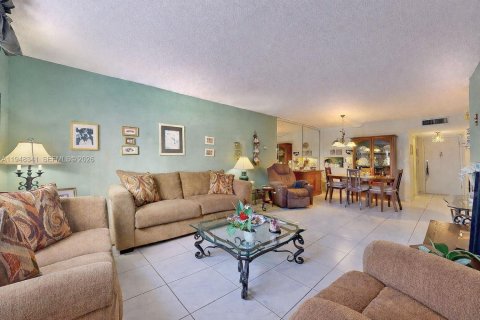 Condominio en venta en Hallandale Beach, Florida, 1 dormitorio, 80.82 m2 № 2004440 - foto 21