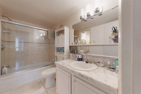 Condominio en venta en Hallandale Beach, Florida, 1 dormitorio, 80.82 m2 № 2004440 - foto 28