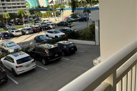 Condominio en venta en Hallandale Beach, Florida, 1 dormitorio, 80.82 m2 № 2004440 - foto 3