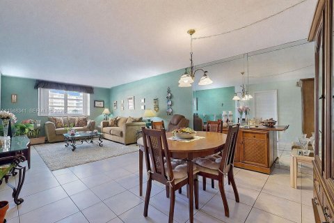 Condominio en venta en Hallandale Beach, Florida, 1 dormitorio, 80.82 m2 № 2004440 - foto 23