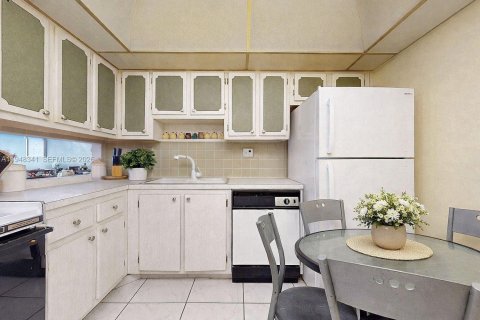 Condominio en venta en Hallandale Beach, Florida, 1 dormitorio, 80.82 m2 № 2004440 - foto 14