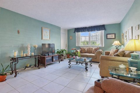 Condominio en venta en Hallandale Beach, Florida, 1 dormitorio, 80.82 m2 № 2004440 - foto 24