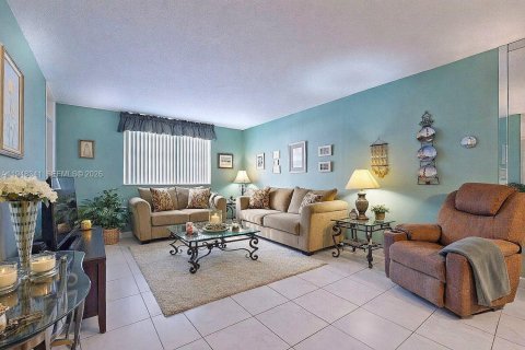 Condominio en venta en Hallandale Beach, Florida, 1 dormitorio, 80.82 m2 № 2004440 - foto 18