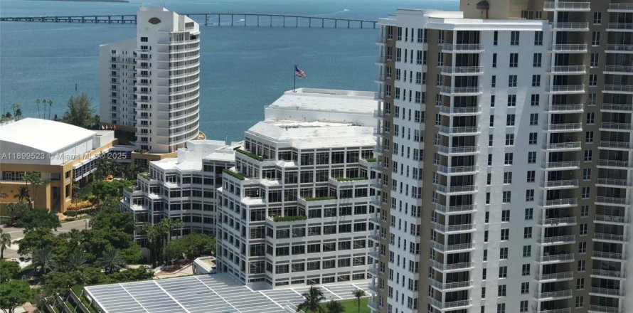 Кондоминиум с 2 спальнями в Майами, Флорида № 1951877