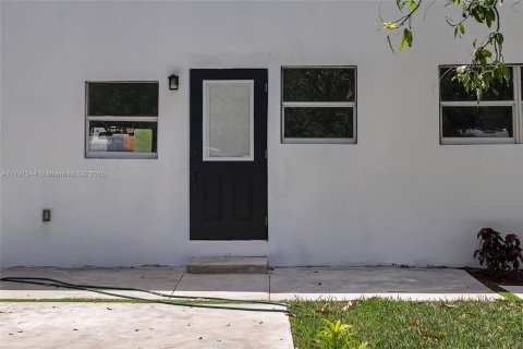 House in Opa-locka, Florida 5 bedrooms, 115.94 sq.m. № 1766627 - photo 3