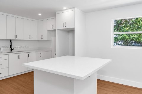 House in Opa-locka, Florida 5 bedrooms, 115.94 sq.m. № 1766627 - photo 9