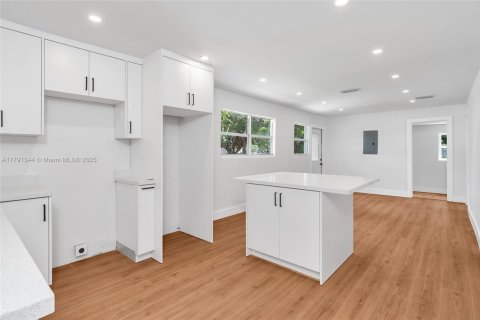 House in Opa-locka, Florida 5 bedrooms, 115.94 sq.m. № 1766627 - photo 10