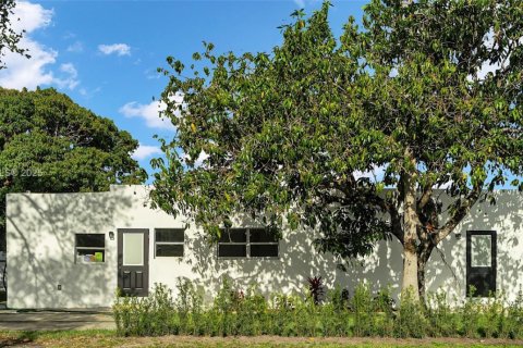 House in Opa-locka, Florida 5 bedrooms, 115.94 sq.m. № 1766627 - photo 1