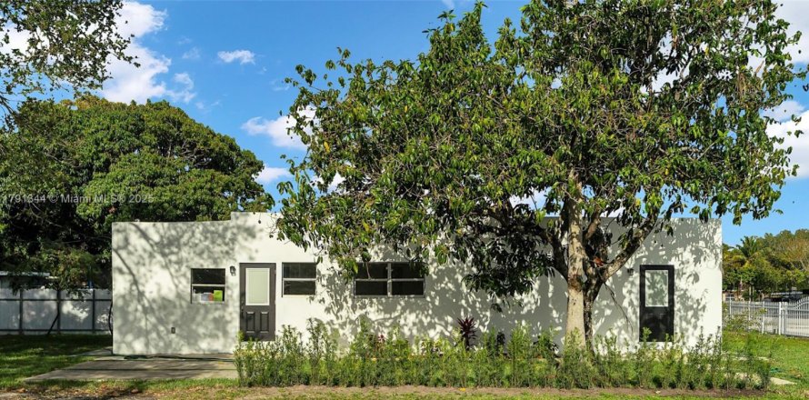 House in Opa-locka, Florida 5 bedrooms, 115.94 sq.m. № 1766627