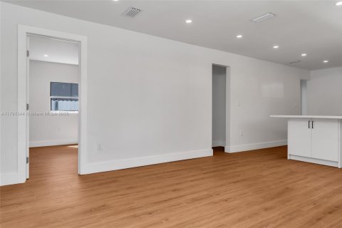 House in Opa-locka, Florida 5 bedrooms, 115.94 sq.m. № 1766627 - photo 4