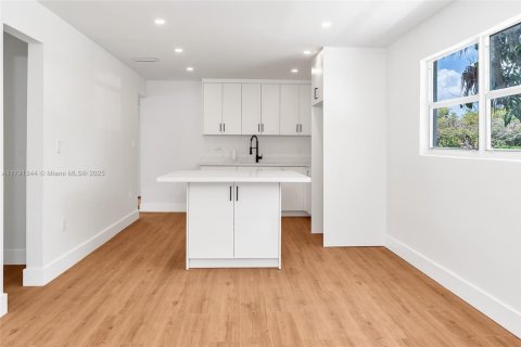 House in Opa-locka, Florida 5 bedrooms, 115.94 sq.m. № 1766627 - photo 6