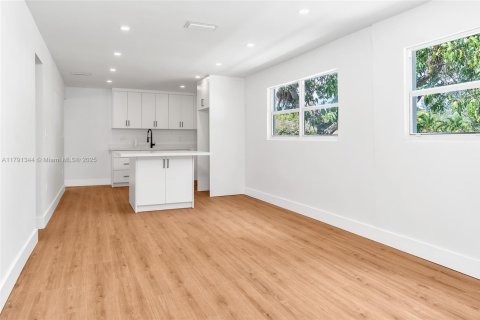 House in Opa-locka, Florida 5 bedrooms, 115.94 sq.m. № 1766627 - photo 5
