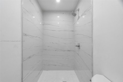 House in Opa-locka, Florida 5 bedrooms, 115.94 sq.m. № 1766627 - photo 22