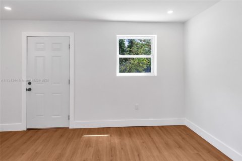 House in Opa-locka, Florida 5 bedrooms, 115.94 sq.m. № 1766627 - photo 18