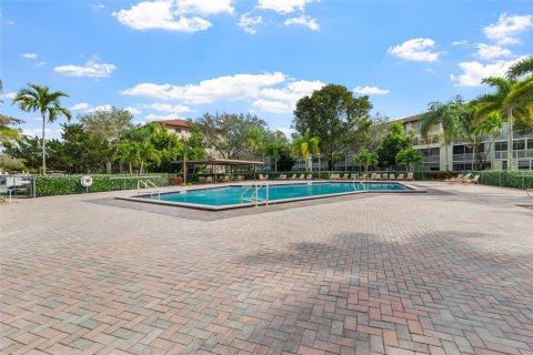Copropriété à vendre à Pembroke Pines, Floride: 2 chambres, 108.32 m2 № 2010842 - photo 17