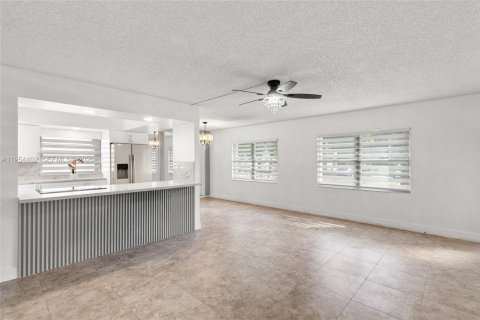 Copropriété à vendre à Pembroke Pines, Floride: 2 chambres, 108.32 m2 № 2010842 - photo 4