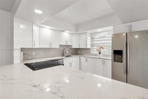 Copropriété à vendre à Pembroke Pines, Floride: 2 chambres, 108.32 m2 № 2010842 - photo 5