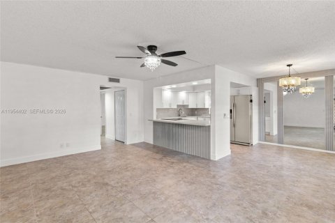 Copropriété à vendre à Pembroke Pines, Floride: 2 chambres, 108.32 m2 № 2010842 - photo 1