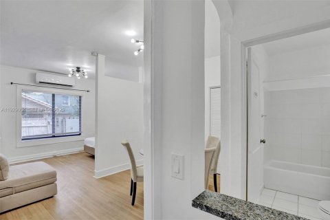 Villa ou maison à louer à Hollywood, Floride: 47.84 m2 № 1987335 - photo 11