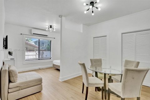 Villa ou maison à louer à Hollywood, Floride: 47.84 m2 № 1987335 - photo 8