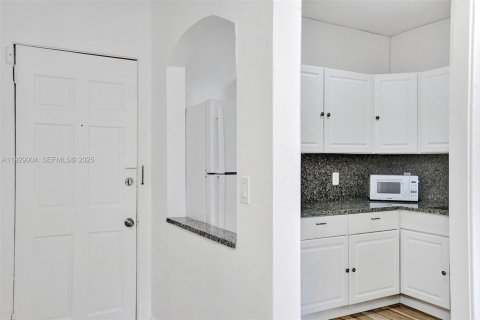 Villa ou maison à louer à Hollywood, Floride: 47.84 m2 № 1987335 - photo 18