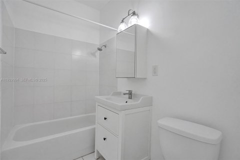 Villa ou maison à louer à Hollywood, Floride: 47.84 m2 № 1987335 - photo 19