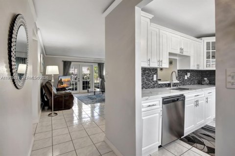 Condo in Hallandale Beach, Florida, 2 bedrooms  № 2055192