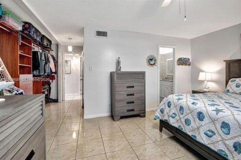 Condo in Hallandale Beach, Florida, 2 bedrooms  № 2055192 - photo 20
