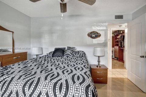 Condo in Hallandale Beach, Florida, 2 bedrooms  № 2055192 - photo 18