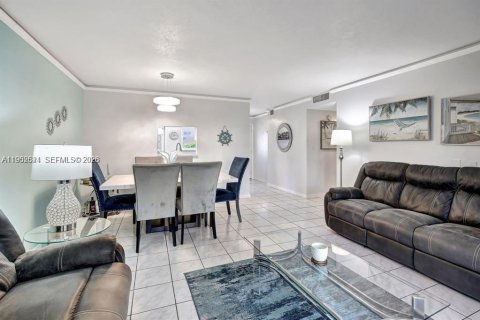 Condo in Hallandale Beach, Florida, 2 bedrooms  № 2055192 - photo 12