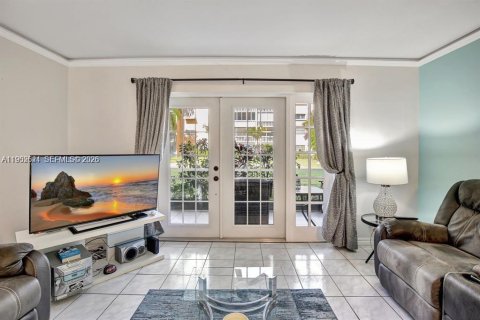 Condo in Hallandale Beach, Florida, 2 bedrooms  № 2055192 - photo 14