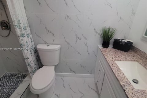 Condo in Hallandale Beach, Florida, 2 bedrooms  № 2055192 - photo 23